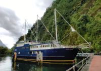 Dieses schöne Schiff bringt uns in den Milford Sound, eine Fjordlandschaft auf der Südinsel Neuseelands