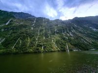 Nachdem es kräftig geregnet hat, rieselt überall das Wasser an den Fjordwänden hinunter, Milford Sound