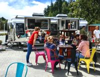 Wieder ein einstiger Wohnanhänger, zu einem Café umgebaut, typisch Neuseeland