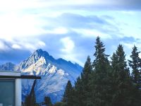 Die Remarkable Mountains umschließen Queenstown und ragen am Morgen über dem See empor