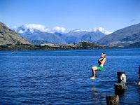 Im See von Wanaka vergnügen sich die Kinder 