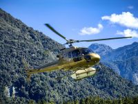 Wir haben heute Glück und bekommen den stylischen goldenen Hubschrauber