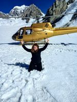 Reisebegleiterin Simone vor der goldenen Hummel