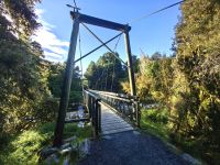 Über diese Hängebrücke spazieren wir zum Lake Matheson, dem Spiegelsee