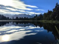 Lake Matheson, der Spiegelsee an einem Traumsommertag mit Bergpanorama im Hintergrund