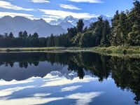 Mount Cook und Tasman spiegeln sich im Lake Matheson in Fox