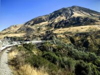 Unser Zug überquert eine der spektakulären Brücken in den Südalpen