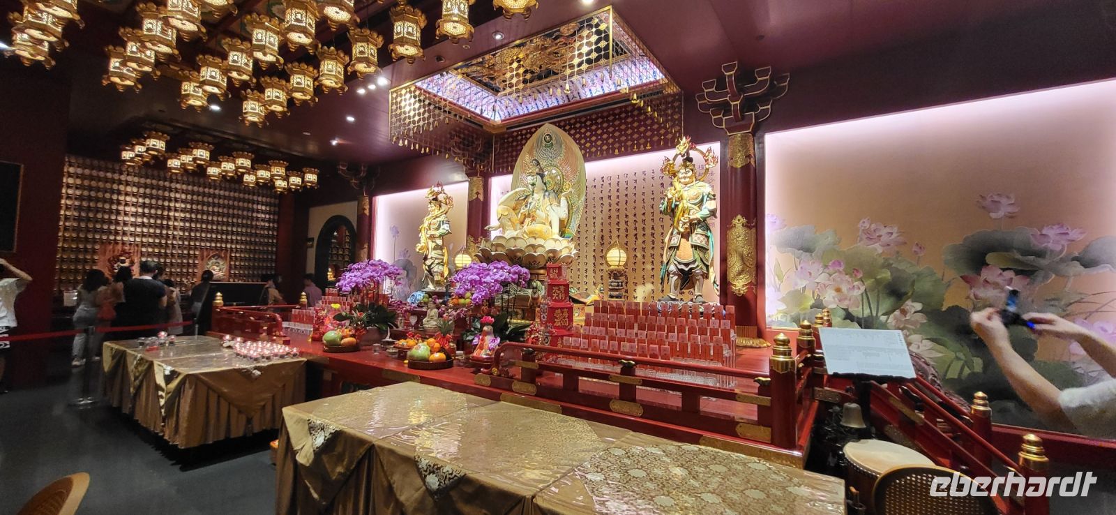 28 im  Buddhistischen Tempel