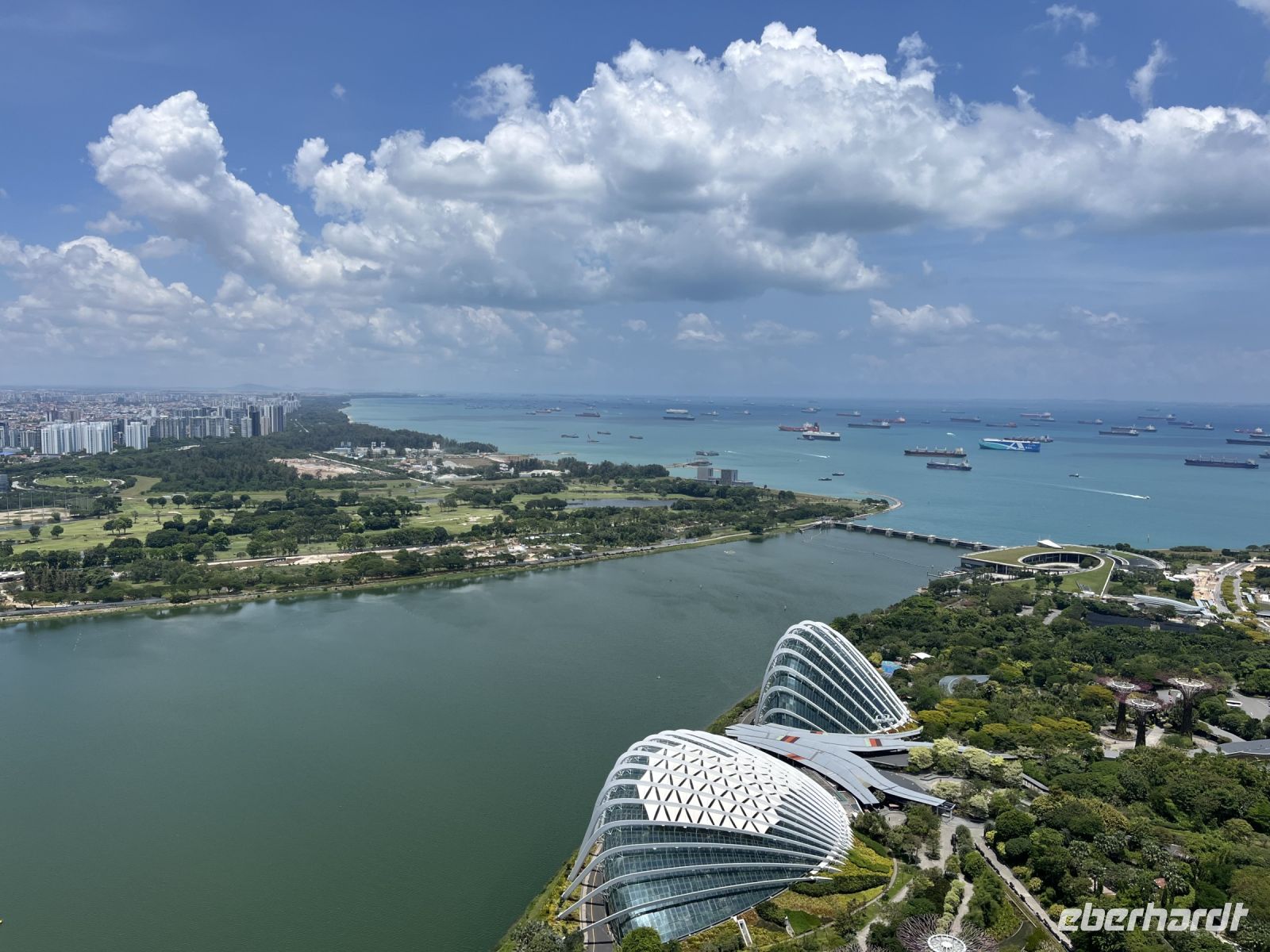 Blick auf den Cloud Forest und den Flower Dome