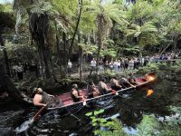 Maori auf ihrem Waka