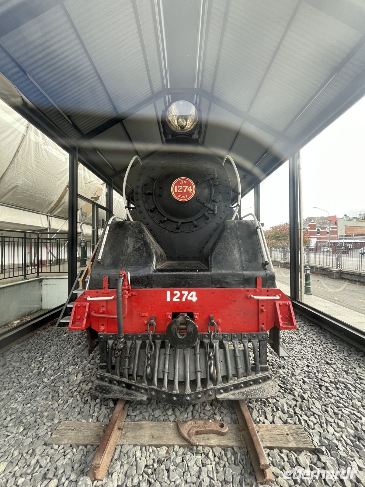 Alte Dampflokomotive am Bahnhof Dunedin