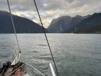 Einfahrt in den Milford Sound von der Tasman Sea