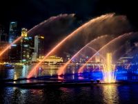 Tolle Fontänen schießen jeden Abend in den Himmel von Singapur