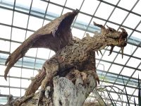 Drache aus Baumrinde im Flower Dome in Singapur