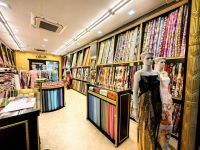 Orientalische Stoffvielfalt im Kampong Glam Viertel in Singapur