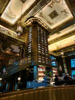 Riesige Auswahl von Gin in der Atlas Bar im Parksquare Gebäude