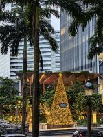 Weihnachtsdekoration unter Palmen und zwischen Hochhäusern, Singapur