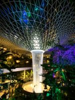 Jewel, Wasserfall im Terminal 2 des Changi Flughafens in Singapur