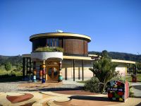 Hundertwassertoilette in neuseeländischer Landschaft, Kawakawa