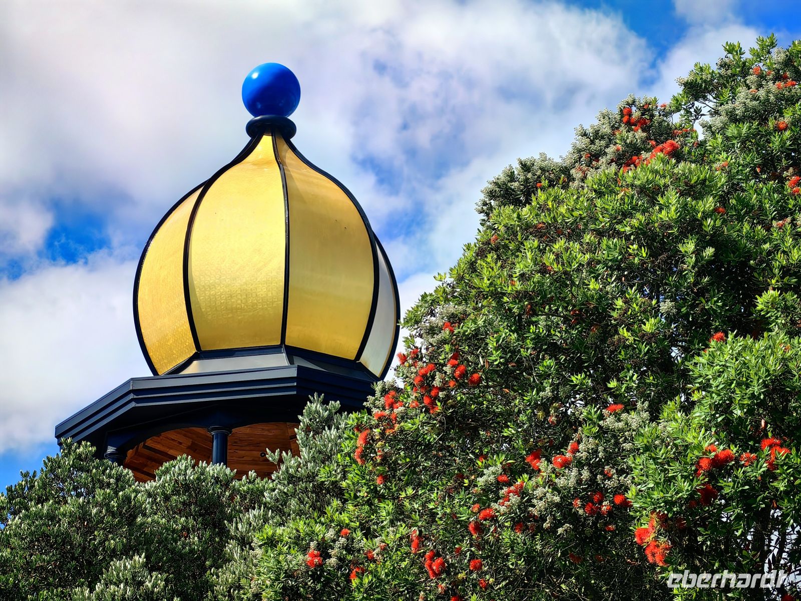 Die Kuppel des Hundertwasser Art Center mit blühendem Pohutukawa