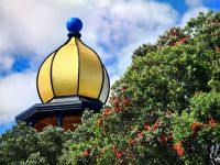 Die Kuppel des Hundertwasser Art Center mit blühendem Pohutukawa