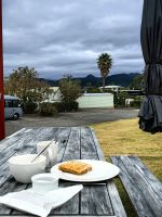 Frühstück in Paunaui im November draußen!