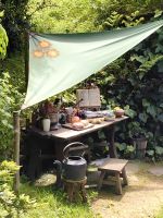 Alles ist stilecht in den kleinen Gärtchen