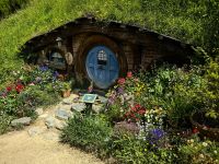 Etliche Gärtner kümmern sich um die Bepflanzungen in Hobbiton
