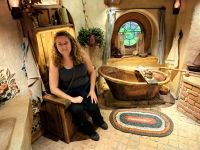 Reisebegleiterin Simone im Bad der Hobbits