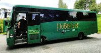 Mit solch einem Bus fährt man über das Filmgelände von Hobbiton