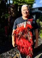 Maoriältester und unser Gastgeber beim Hangiessen