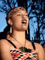 Maorifrau mit traditionellem Jadeschmuck