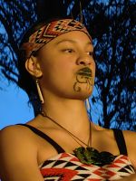 Maorifrau mit traditionellen Tatoos und Jadeschmuck