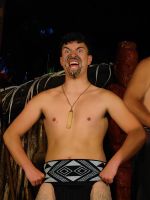 Maorikrieger zeigt eine Drohgebärde