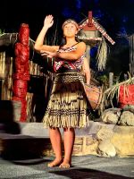 Maorifrau beim Tanz, Rotorua