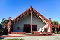 Rene und Maoriguide in Rotorua vor einem Versammlungshaus