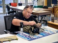 In Te Puia wird auch das Flechten mit Naturmaterialien gelehrt