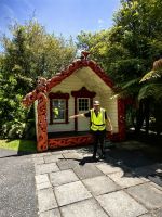 Wir werden von einem Maoriältesten durch die Anlage geführt, Wairakei