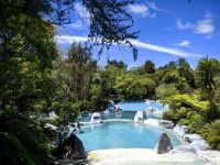 An den Wairakei Terrassen ist das Wasser silikathaltig und für Kuren geeignet