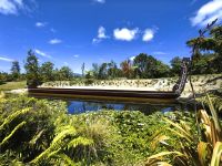 Ein Waka (Kriegskanu) an den Wairakei Terrassen