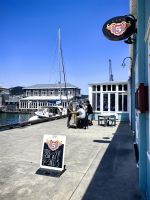 Am Hafen in Wellington kann man wunderbar flanieren oder Kaffee trinken