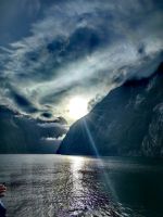 Der Morgen im Milford Sound, die Sonne kämpft