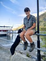 Unsere Gastgeberin auf der Schafsfarm mit der folgsamen Bordercolliehündin
