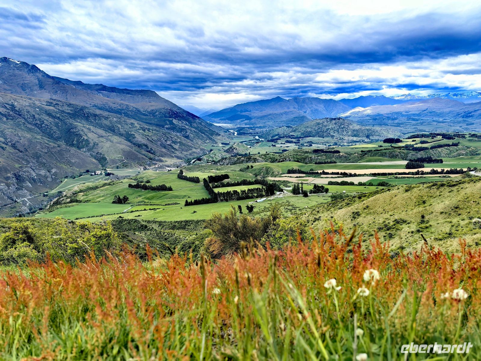 In der Bucht in der Mitte des Bildes liegt Queenstown
