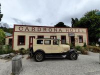 Fassade des Cardrona Hotels mit Oldtimer davor