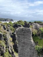 Die Pancake Rocks sind Felsformationen im Paparoa Nationalpark an der Tasmansee
