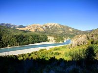 Wir überqueren türkisfarbene Flüsse mit dem Zug