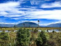 Dramatische Wolken ziehen am Zugfenster vorbei