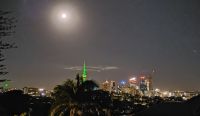 Vollmond über Auckland am frühen Morgen 