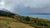 Lake Pukaki, Mount Cook in Regenwolken 